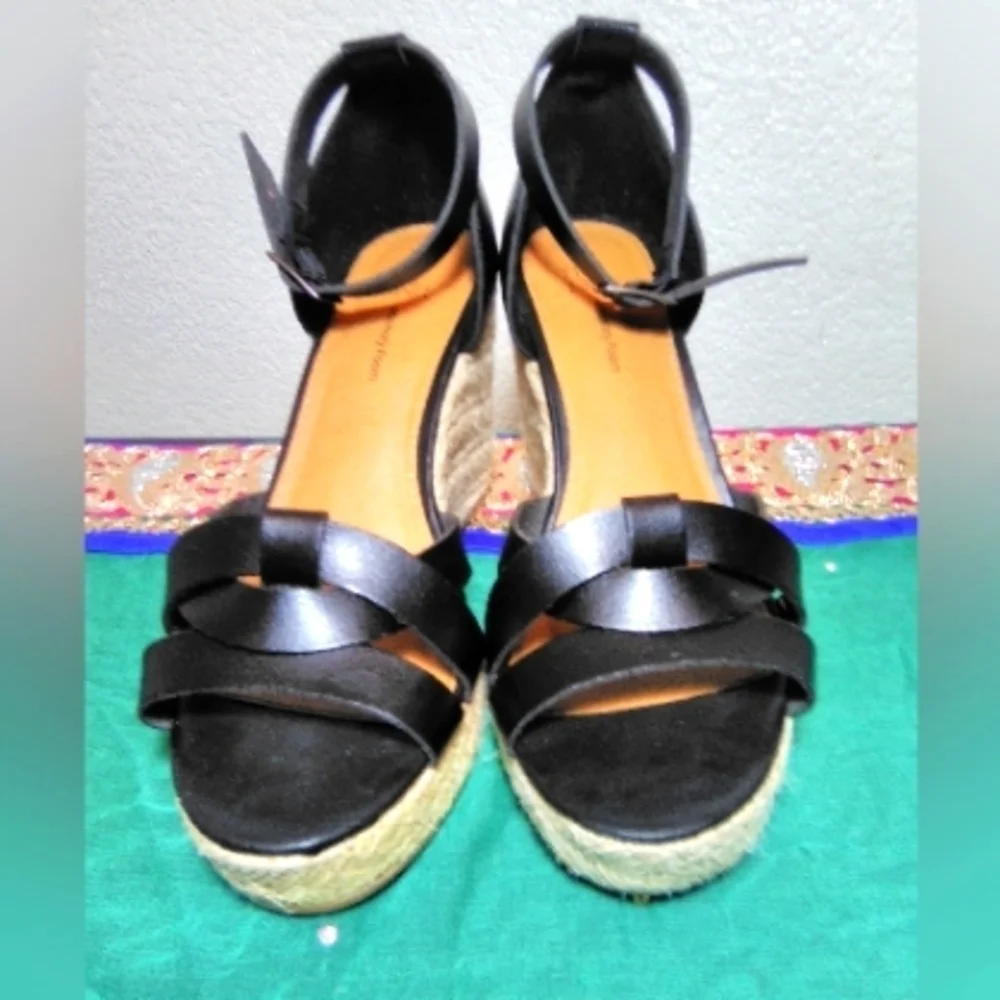 Time and Tru Black Leather platform sandals w/memory foam insoles